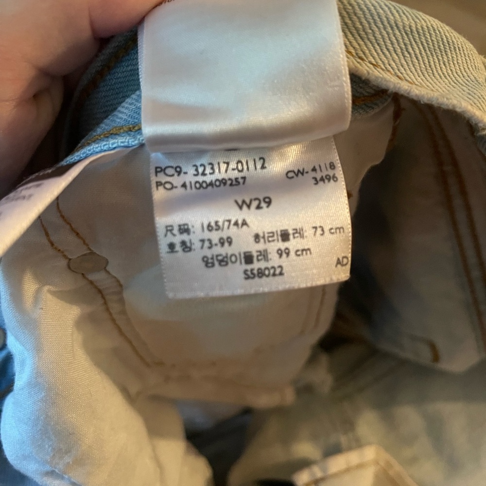 Levi’s light wash medium rise distressed shorts - Picture 2 of 4